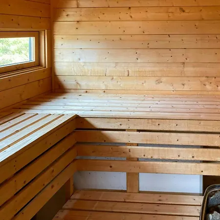 Alhytte Near Vasetvannet * Ron